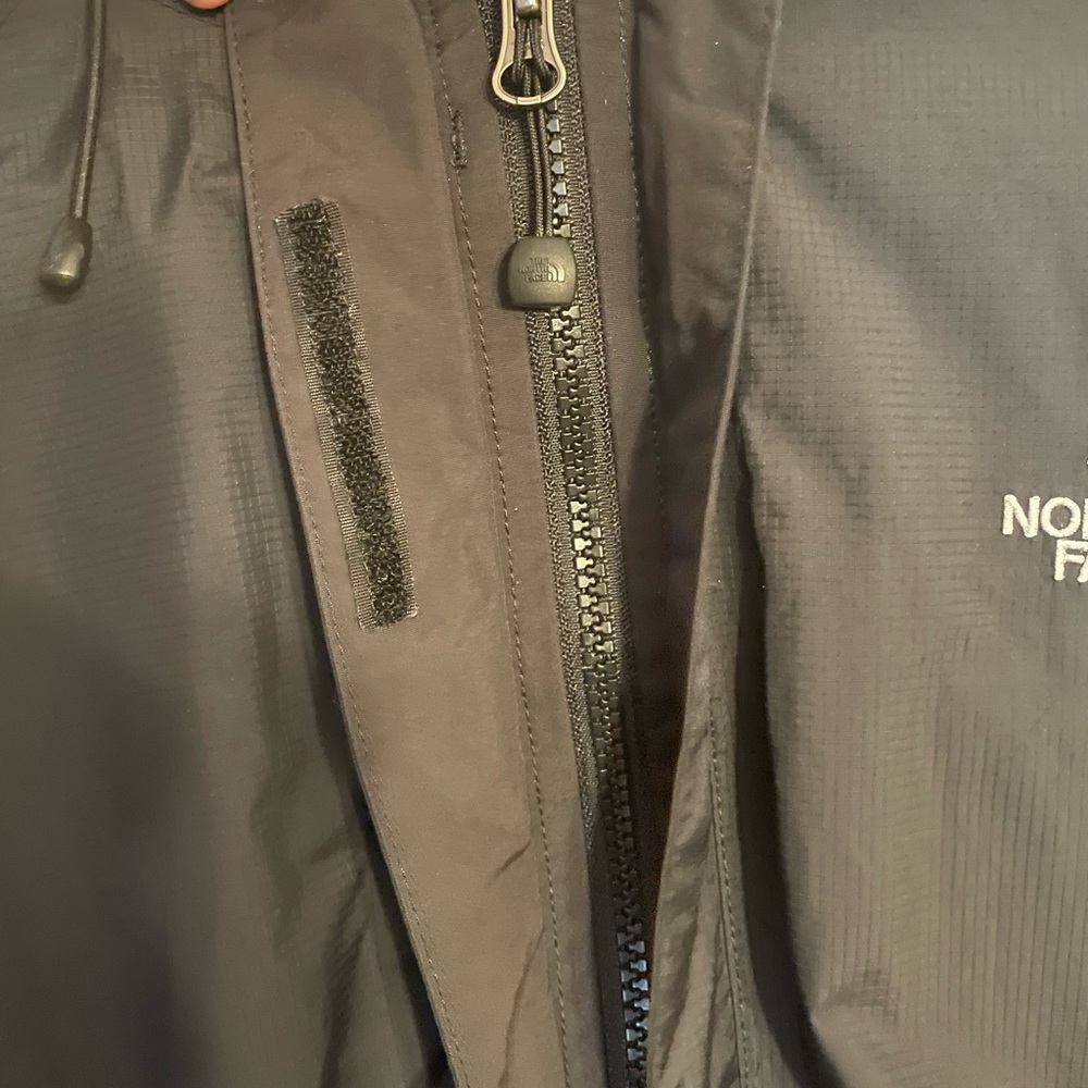 NWOT black North Face raincoat with hood Brand new worn a handful of times - Picture 4 of 10